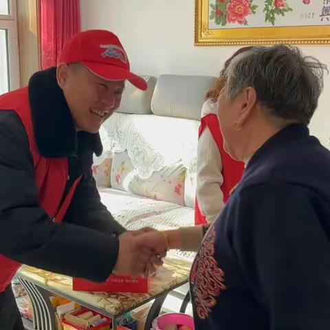 抚松县爱心志愿者合作龙越基金会为烈士父母送关怀