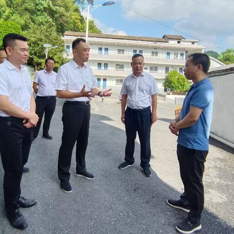 “情系教师 慰问暖心”——上栗县县委书记利军一行莅临流江学校进行慰问