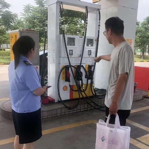 落实七月份空气质量攻坚行动方案，执法支队开展加油站执法检查