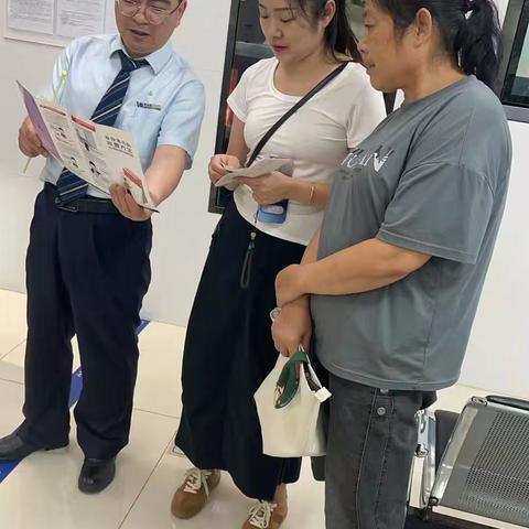 天补支行“反假宣传月”：折页递到手 识假不用愁