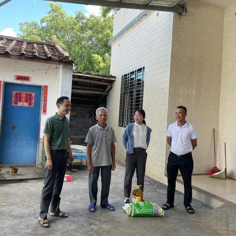 临高县行政审批服务局开展“七一”慰问老党员活动