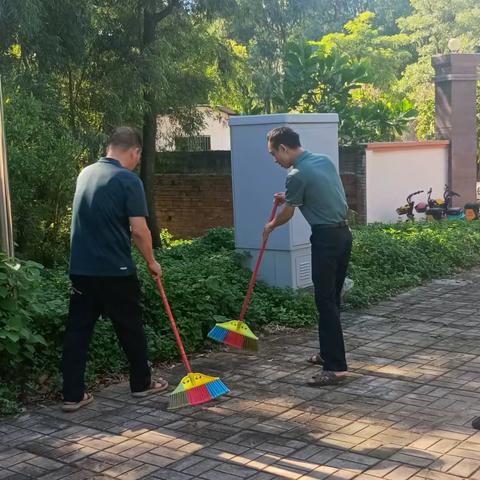 临高县行政审批服务局开展”创文创卫日“活动