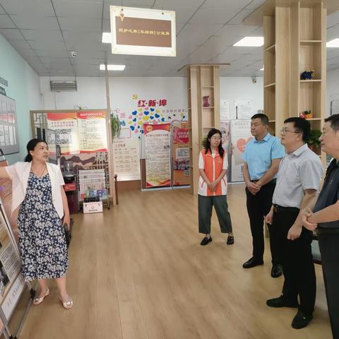 历下区民政局到七东社区调研长者食堂培树档案材料