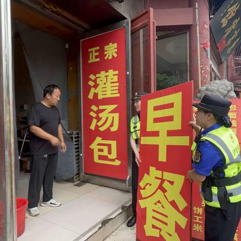 铿锵玫瑰上“战场”雨中坚守显担当                   城管蓝逆风而行