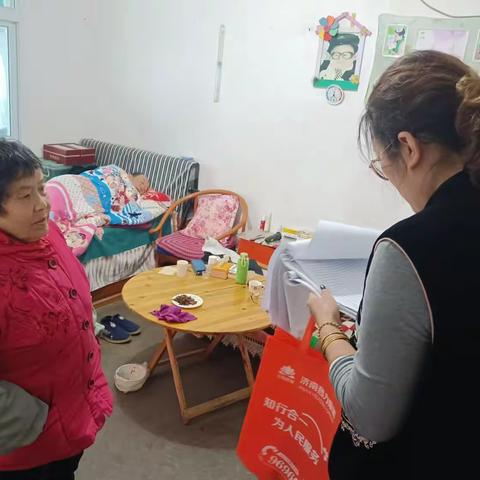 山化社区为高龄党员提供“上门收党费”服务