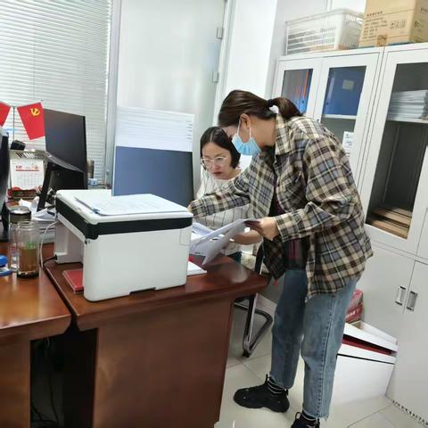 【蒙速办·呼宜办·帮办代办】          前巧报社区为辖区居民办理公租房申请工作