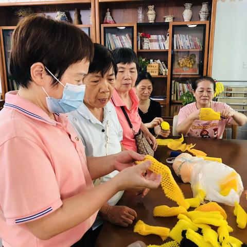 “花点时间 为爱献礼”——海府街道长者服务中心开展母亲节手工花束制作活动