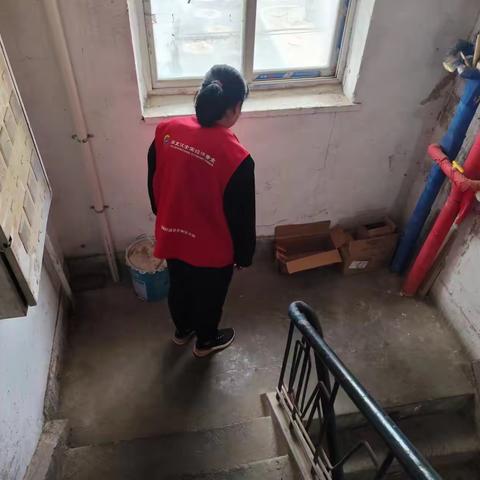 [工人村街道中海社区]解决楼道杂物堆积市民投诉