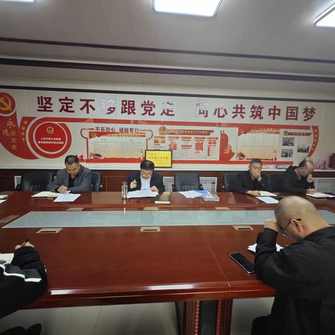 位伯镇召开班子会学习《关于纵深推进河渠“四乱”问题清理整治的令》