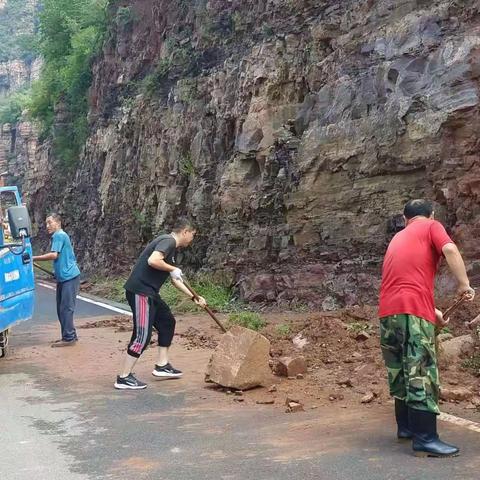 任村镇开展灾后清理村庄道路环境卫生整治工作