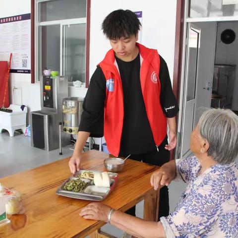 山东建筑大学“逐梦青春”社会实践团队开展幸福食堂志愿服务