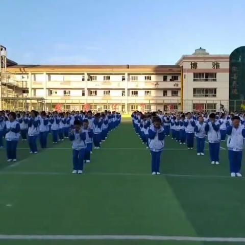 阳光体育促成长  体操比赛展风采