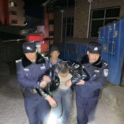 醉酒男子深夜酣卧出租车   暖心民警不畏严寒施援手