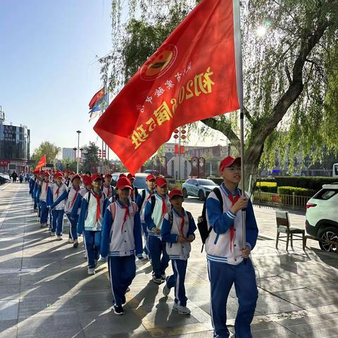 延河之畔追寻伟人足迹 ｜ 莘莘学子传承红色基因                      ——初一五班参加延安市实验中学思政大课堂活动