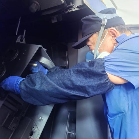 《匠心坚守四十载 抛丸除锈写春秋》—记综合检修"学、战、保、增"活动标兵王新民 ——一位老铁路人的最后一班岗