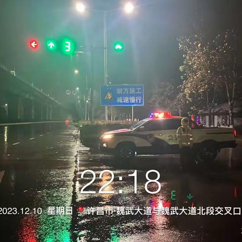 大雪初降路难行    情暖寒路筑平安