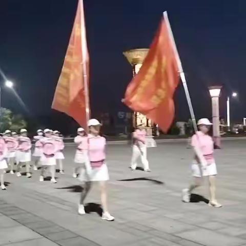 西华娲城健走壮观威武,人人参与精神抖擞