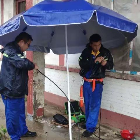 暴风雨中，有一群人他们“逆行”向前冲！