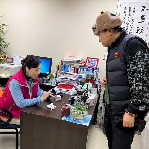 退伍不褪色 心系社区守初心——枫丹丽舍社区优抚退役军人向街道捐赠助听器