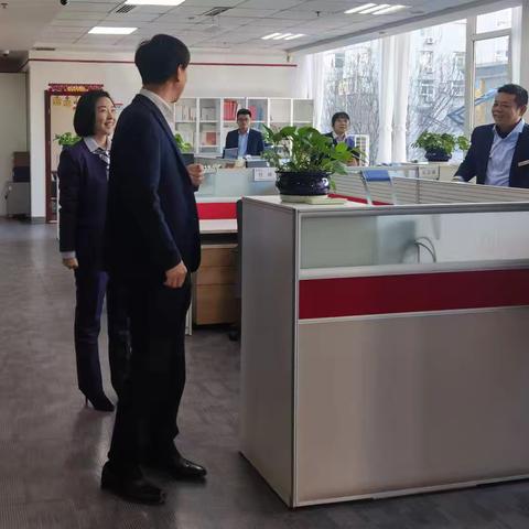 年终慰问送温暖——综改示范区直属行包片行领导赴双塔北路支行年终决算慰问