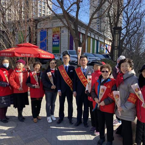 妇女节致敬她力量-星火西路支行党支部慰问泛海国际南社区社区工作者