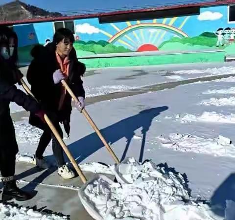 扫雪铲冰保安全——洪山口小学扫雪记