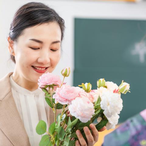 百年初心担当育人使命----召开教师节表彰大会