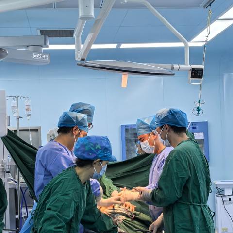 【患者放“髋”心 重圆“行走”梦】—— 康乐县中西医结合医院外科为86岁高龄高危老人成功实施“人工股骨头置换术”