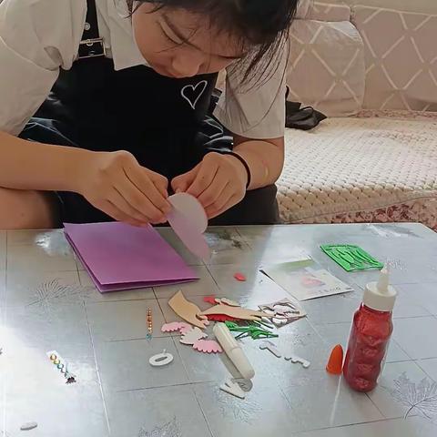 小吕小学五年级赫翎羽做手工