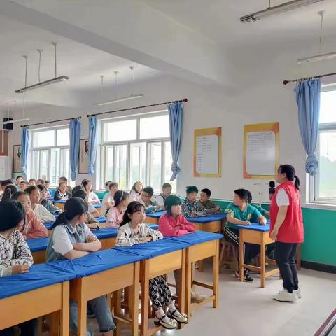 立成社会工作服务中心选派高级社工师李素杰，到任各庄镇光新庄小学、后泥河小学开展法制教育进校园活动。