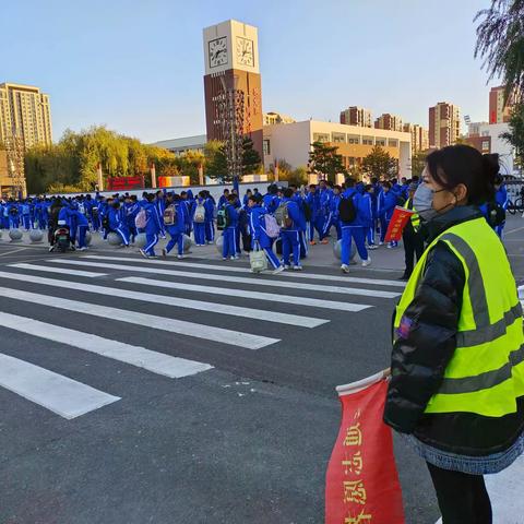 2021级2班交通志愿者“家校携手，为爱护航”