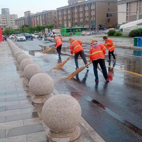 雨中坚守不退缩，雨后保洁不停歇-新城环卫