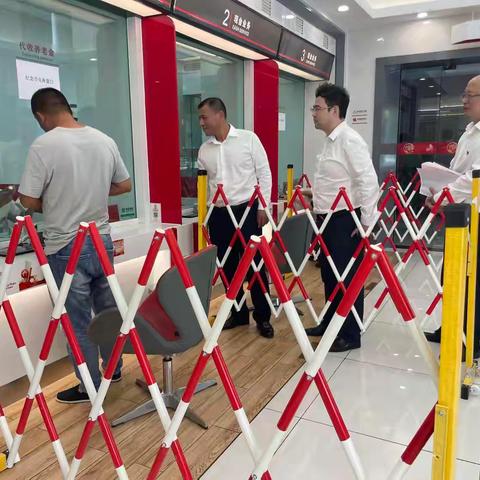 辽阳分行党委书记、行长信刚到灯塔支行对纪念币兑换工作开展调研