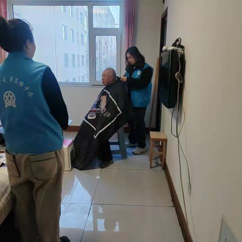 潞华街道西华社区——网格员“化身”理发师，解决居民“头”等大事