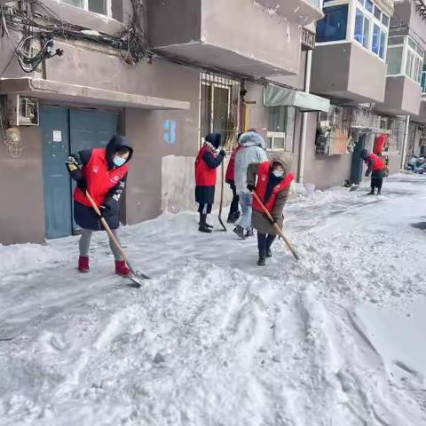 【兴华街道贵和社区】精细化管理路长制成员清冰除雪助力出行，美化社区温暖人心