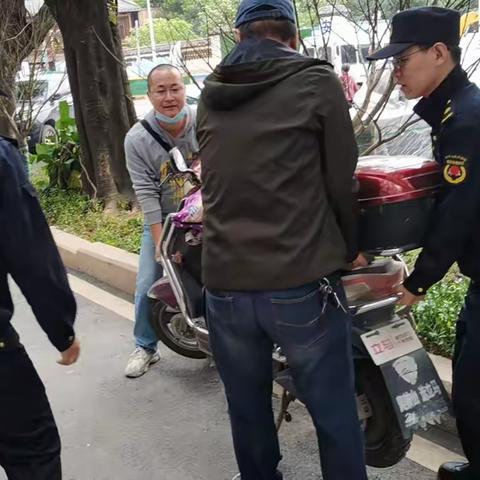 整治“两车”乱停放，苍霞城管为文明出行“清障护航”