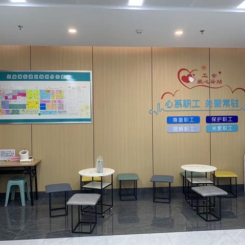 “小”驿站为户外工作者搭起温暖“莲心港湾”