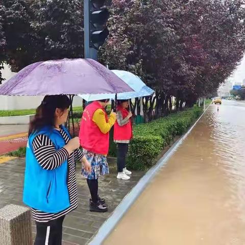 郭杜街道：网格员坚守防汛一线显担当