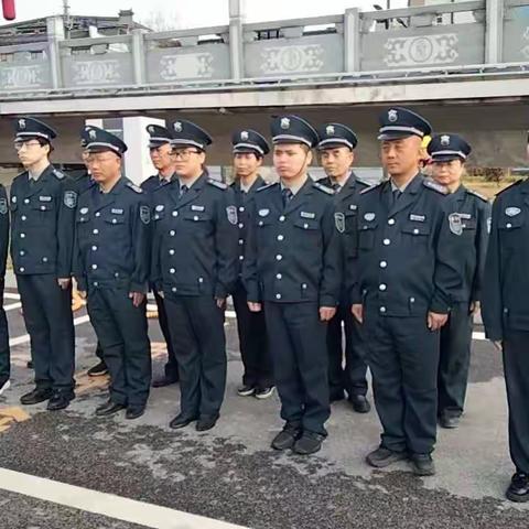 大道至简 实干为要—咸阳湖古渡廊桥保安员迎困难而上，化汗水为力量