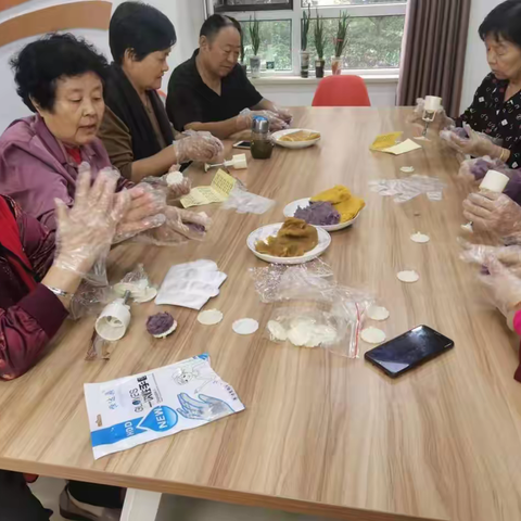 中奥社区长者日间照料中心开展“月满中秋、手作团圆”中秋手工月饼制作活动