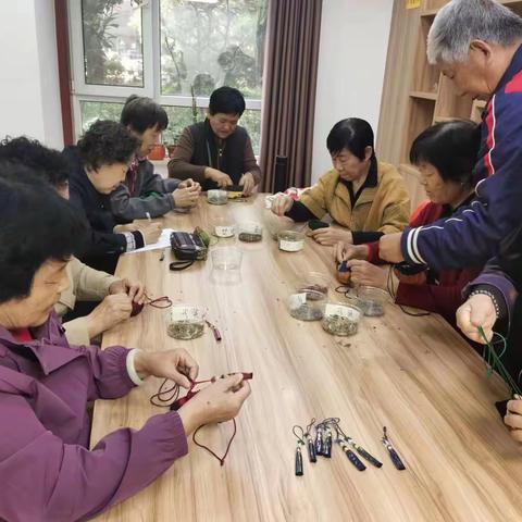 智远街道中奥社区长者日间照料中心开展“九九迎重阳，巧手作香囊”手作非遗DIY香囊活动
