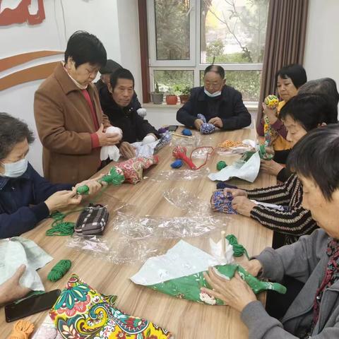 智远街道中奥社区长者日间照料中心开展“艾在冬日，锤出健康”手工艾草锤DIY活动