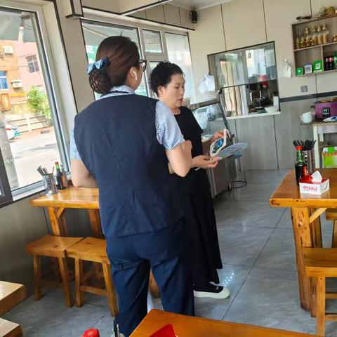 大连农商银行瓦房店岭东支行开展便民贴心现金服务宣传活动