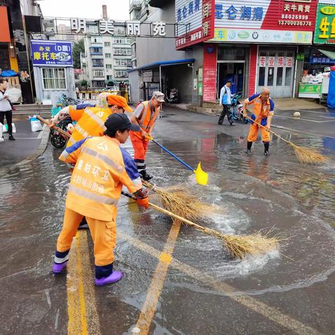 雨天作业不松懈 环卫清洁保畅通
