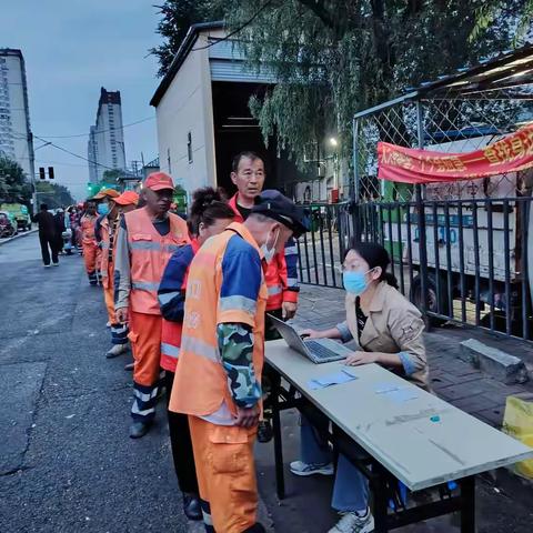 卫健委深入基层 环卫人免费体检