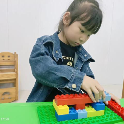 洛龙区第二实验小学附属幼儿园乐高搭建课—《直升机》