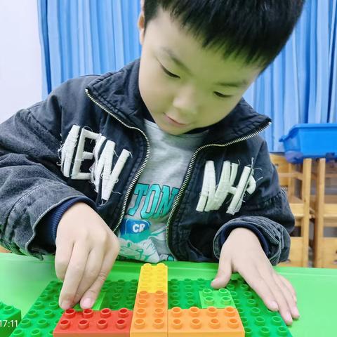 洛龙区第二实验小学附属幼儿园乐高搭建课——《小丑的眼睛》