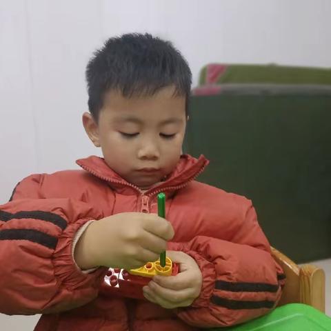 洛龙区第二实验小学附属幼儿园乐高搭建课—《转弯小车》