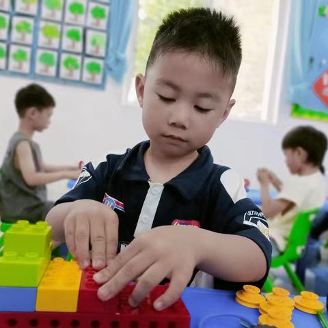 洛龙区第二实验小学附属幼儿园乐高搭建课—《水泥搅拌车》