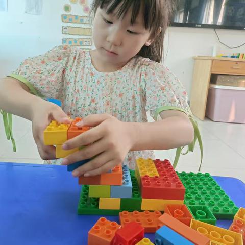 洛龙区第二实验小学附属幼儿园乐高搭建课—《闹钟》